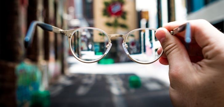 Unión de titanes: EssilorLuxottica se alía con Cooper Companies para comprar las lentes de SightGlass Vision